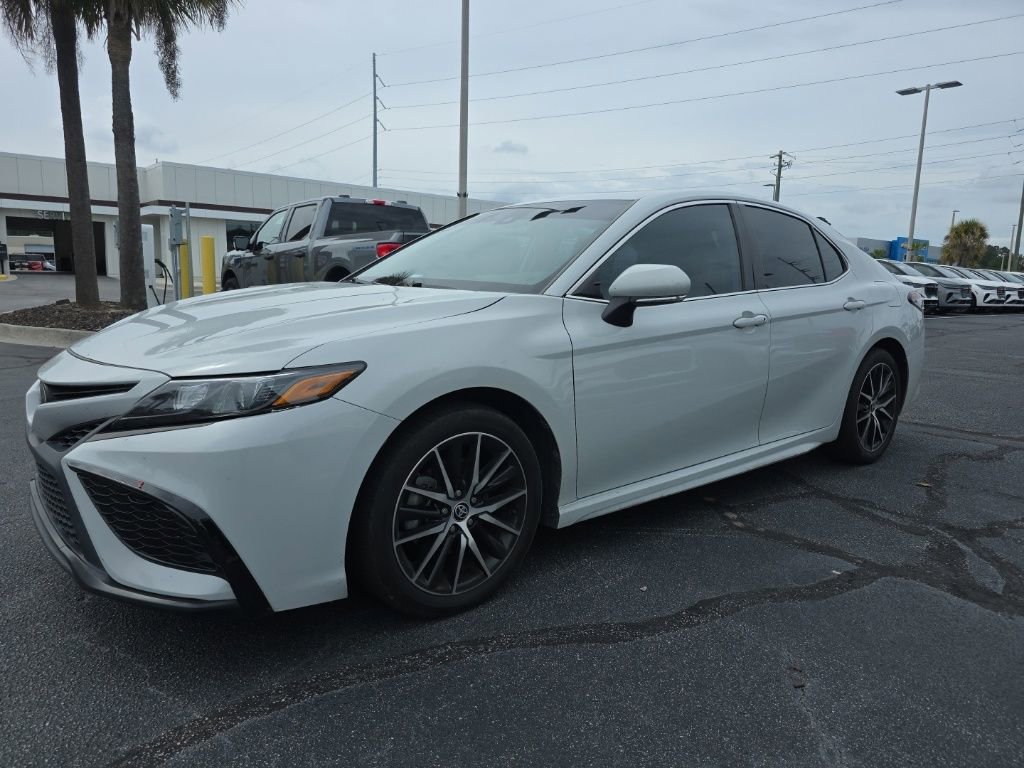 Used 2023 Toyota Camry SE FWD image 1