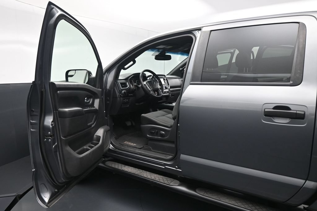 Used 2019 Nissan Titan SV w/ SV Convenience Package RWD image 9