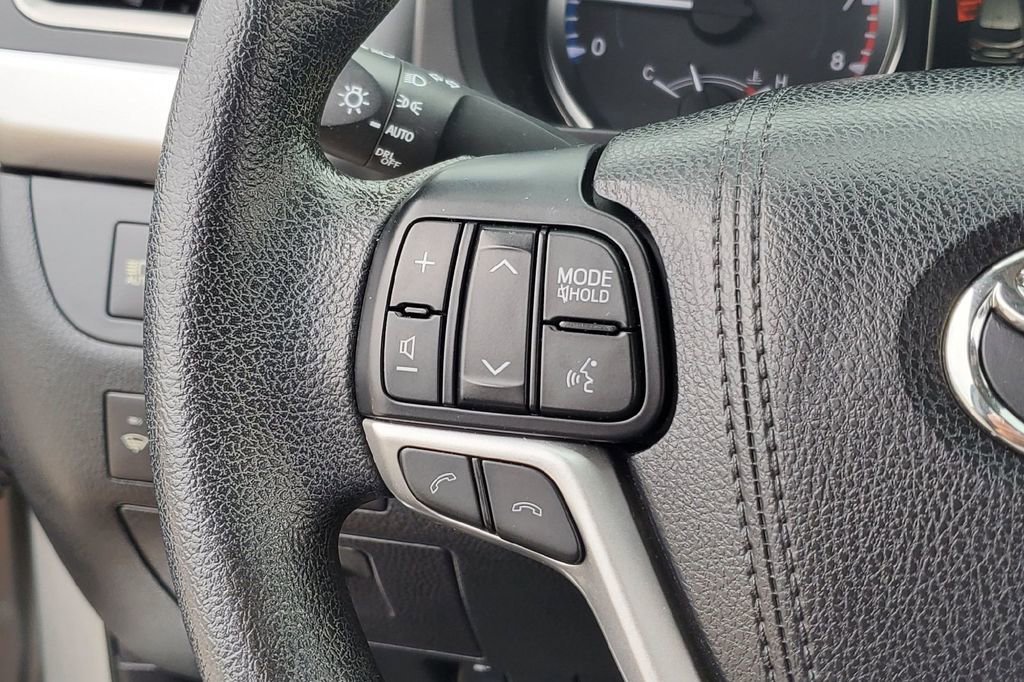 Used 2017 Toyota Highlander LE AWD/4WD image 7