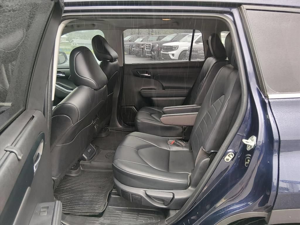 Used 2023 Toyota Highlander XLE FWD image 14