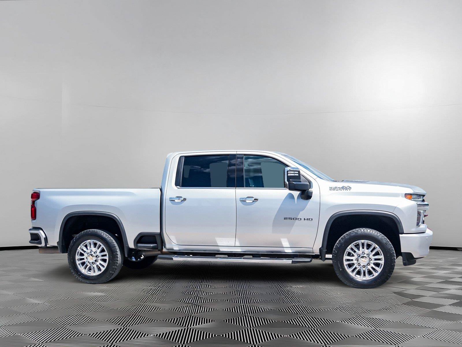 Used 2022 Chevrolet Silverado 2500 High Country w/ Technology Package AWD/4WD image 3