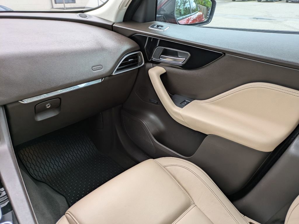 Used 2017 Jaguar F-PACE Prestige image 17