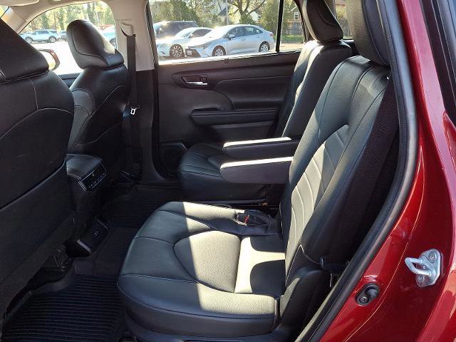 Used 2022 Toyota Highlander XLE AWD/4WD image 10