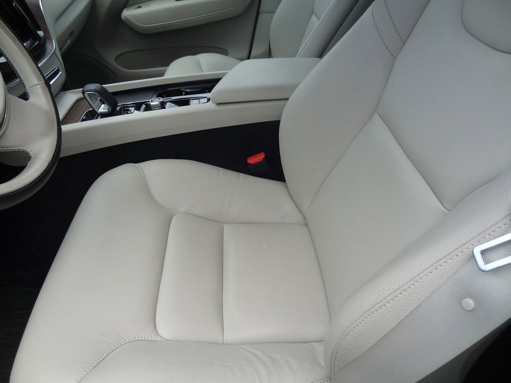 Used 2022 Volvo XC60 B5 Momentum w/ Protection Package Premier FWD image 7
