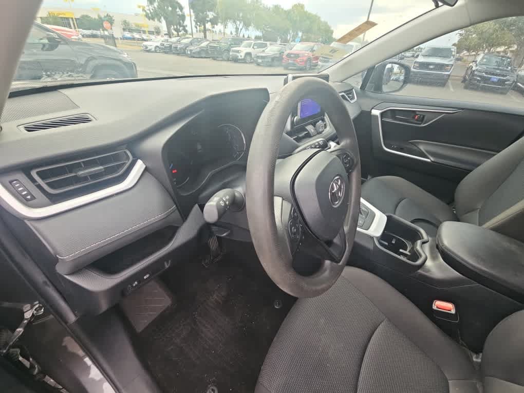 Used 2024 Toyota RAV4 LE AWD/4WD image 9