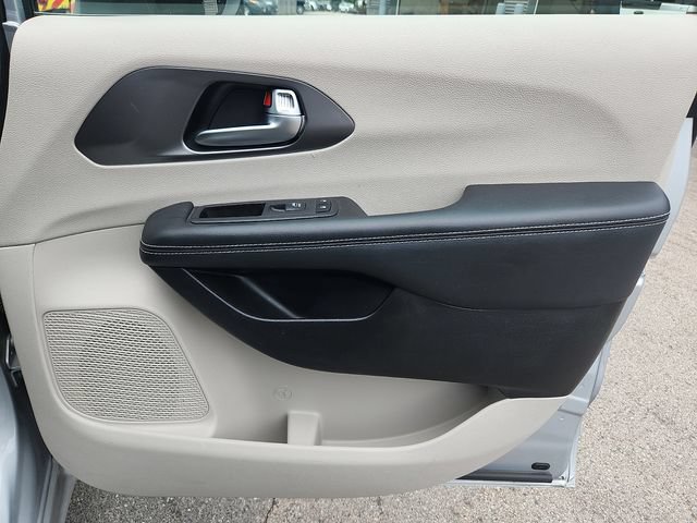 Used 2023 Chrysler Pacifica Touring-L FWD image 35