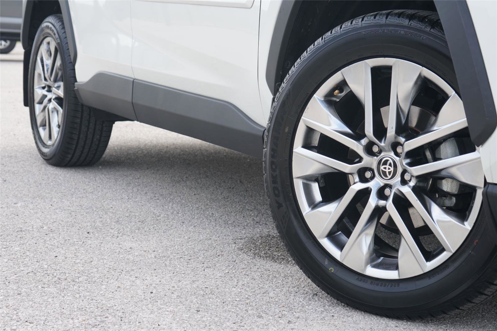 Used 2021 Toyota RAV4 XLE Premium FWD image 2