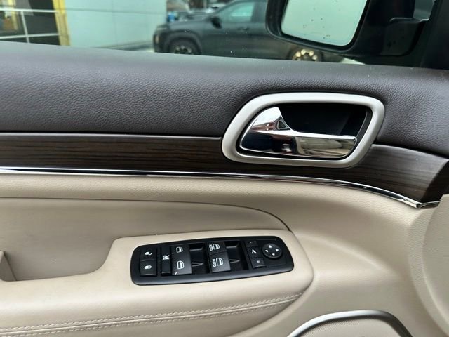 Used 2017 Jeep Grand Cherokee Overland w/ Jeep Active Safety Group image 36