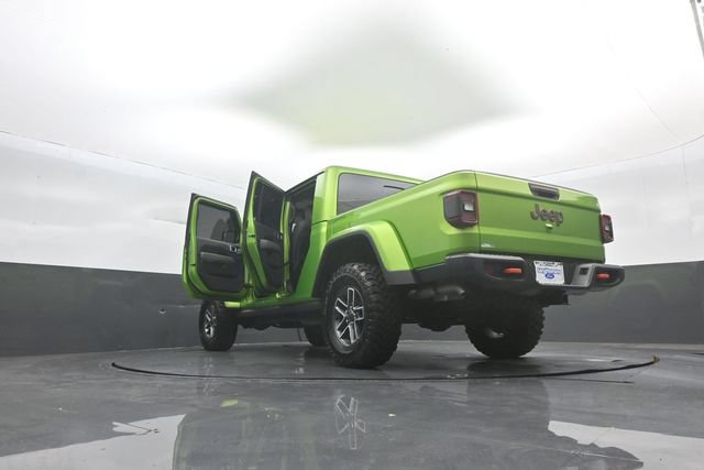 Used 2025 Jeep Gladiator Mojave w/ Convenience Group AWD/4WD image 39