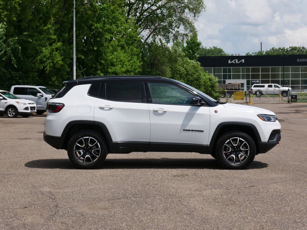 Used 2024 Jeep Compass Trailhawk AWD/4WD image 2