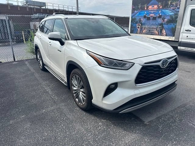 Used 2020 Toyota Highlander Platinum AWD/4WD image 3