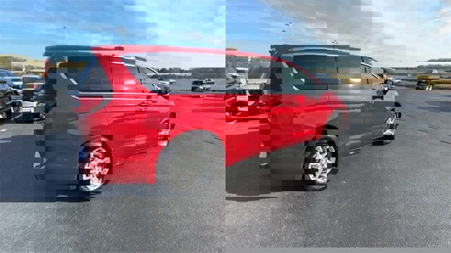 Used 2025 Chrysler Pacifica Select image 8