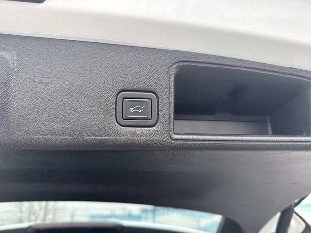 Used 2024 GMC Terrain SLT image 8