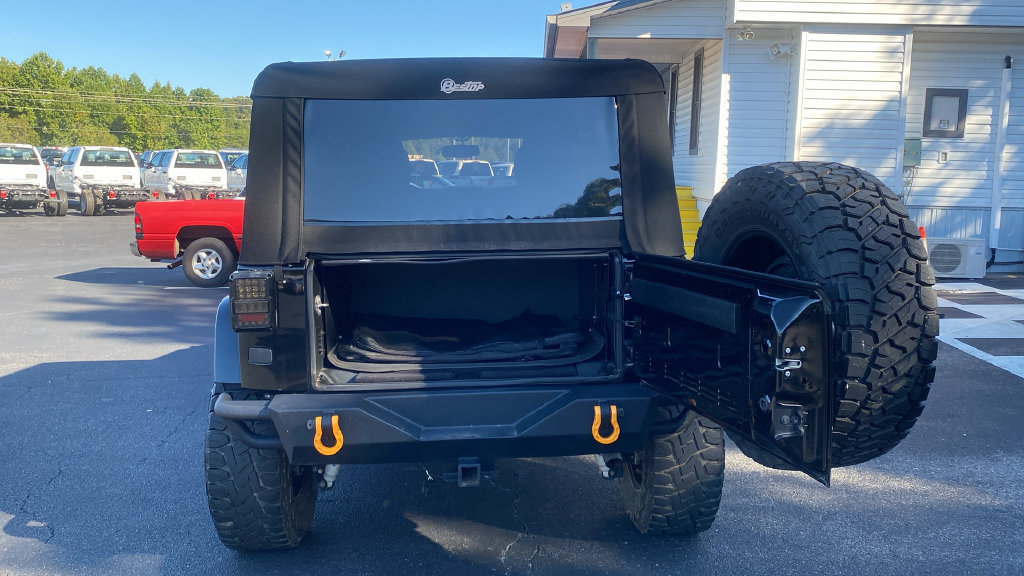 Used 2018 Jeep Wrangler Unlimited Sahara w/ Connectivity Group AWD/4WD image 19