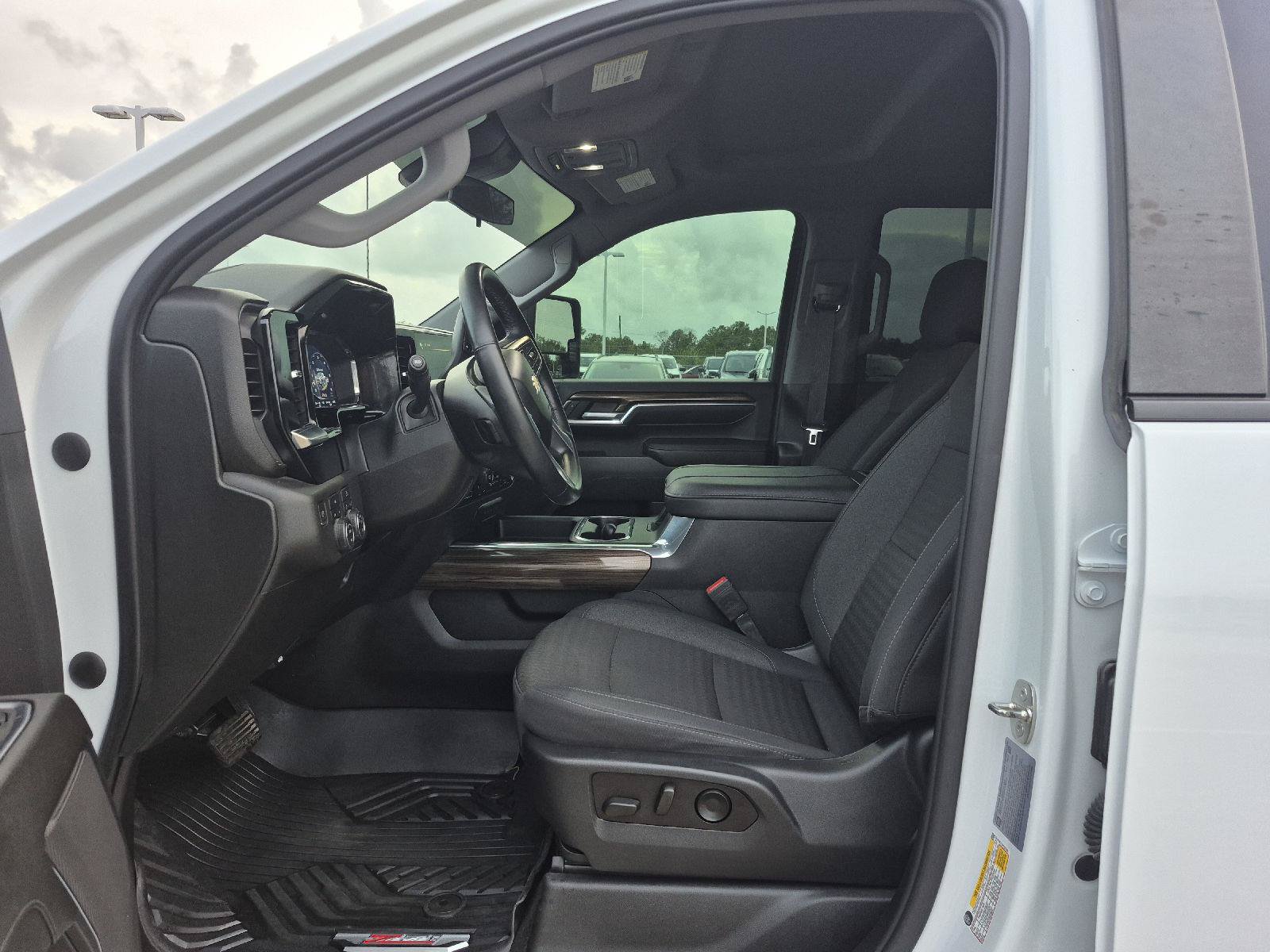 Used 2024 Chevrolet Silverado 2500 LT AWD/4WD image 2