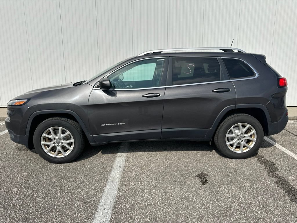 Used 2018 Jeep Cherokee Latitude Plus w/ Comfort/Convenience Group AWD/4WD image 3