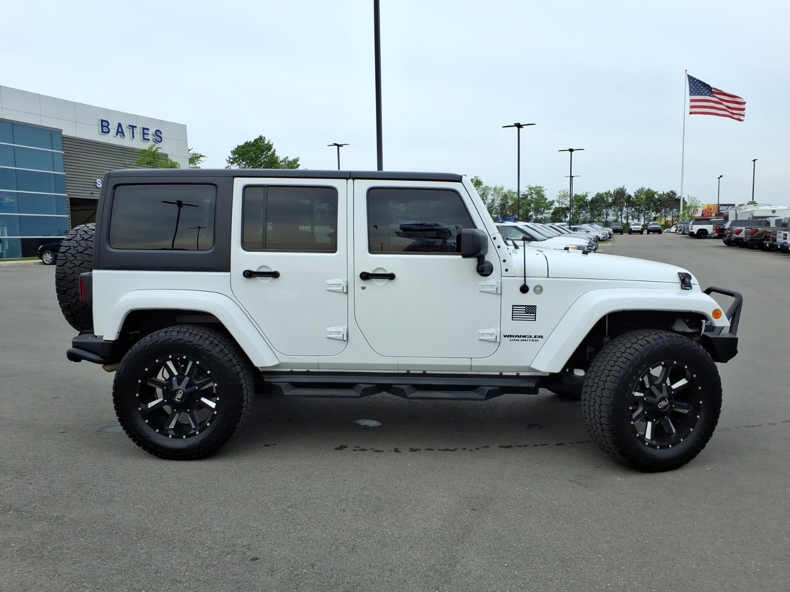 Used 2017 Jeep Wrangler Unlimited Sahara AWD/4WD image 2