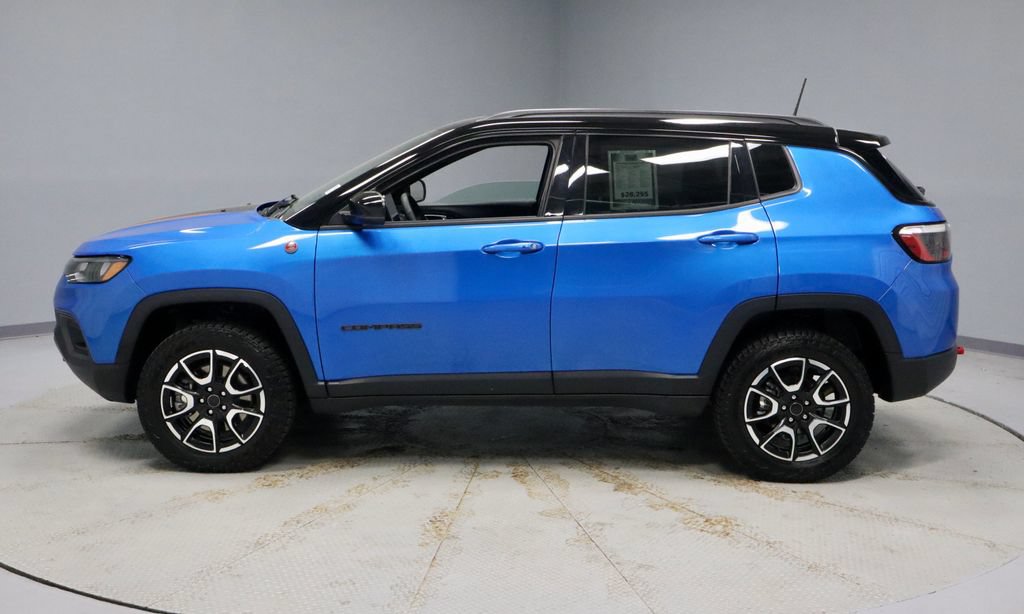 Used 2025 Jeep Compass Trailhawk AWD/4WD image 7