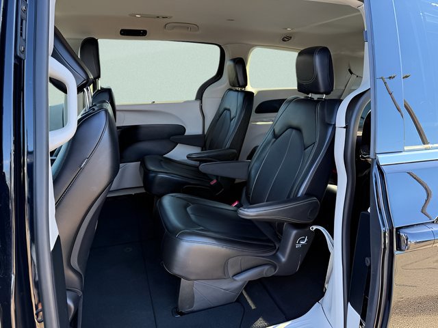Used 2024 Chrysler Pacifica Touring-L FWD image 4