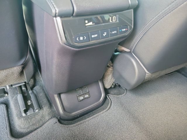 Used 2023 Toyota Highlander XLE FWD image 18