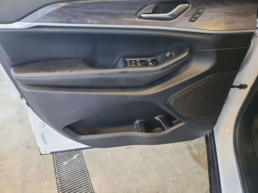 Used 2023 Jeep Grand Cherokee Limited w/ Luxury Tech Group II image 17