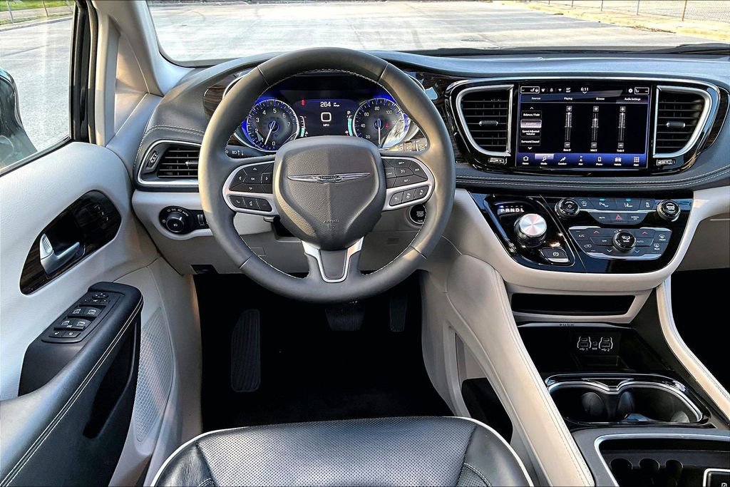 Used 2024 Chrysler Pacifica Limited FWD image 5