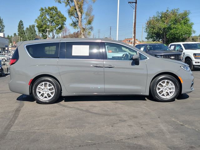 Used 2023 Chrysler Pacifica Touring-L image 3