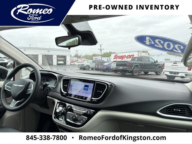 Used 2024 Chrysler Pacifica Touring-L FWD image 15