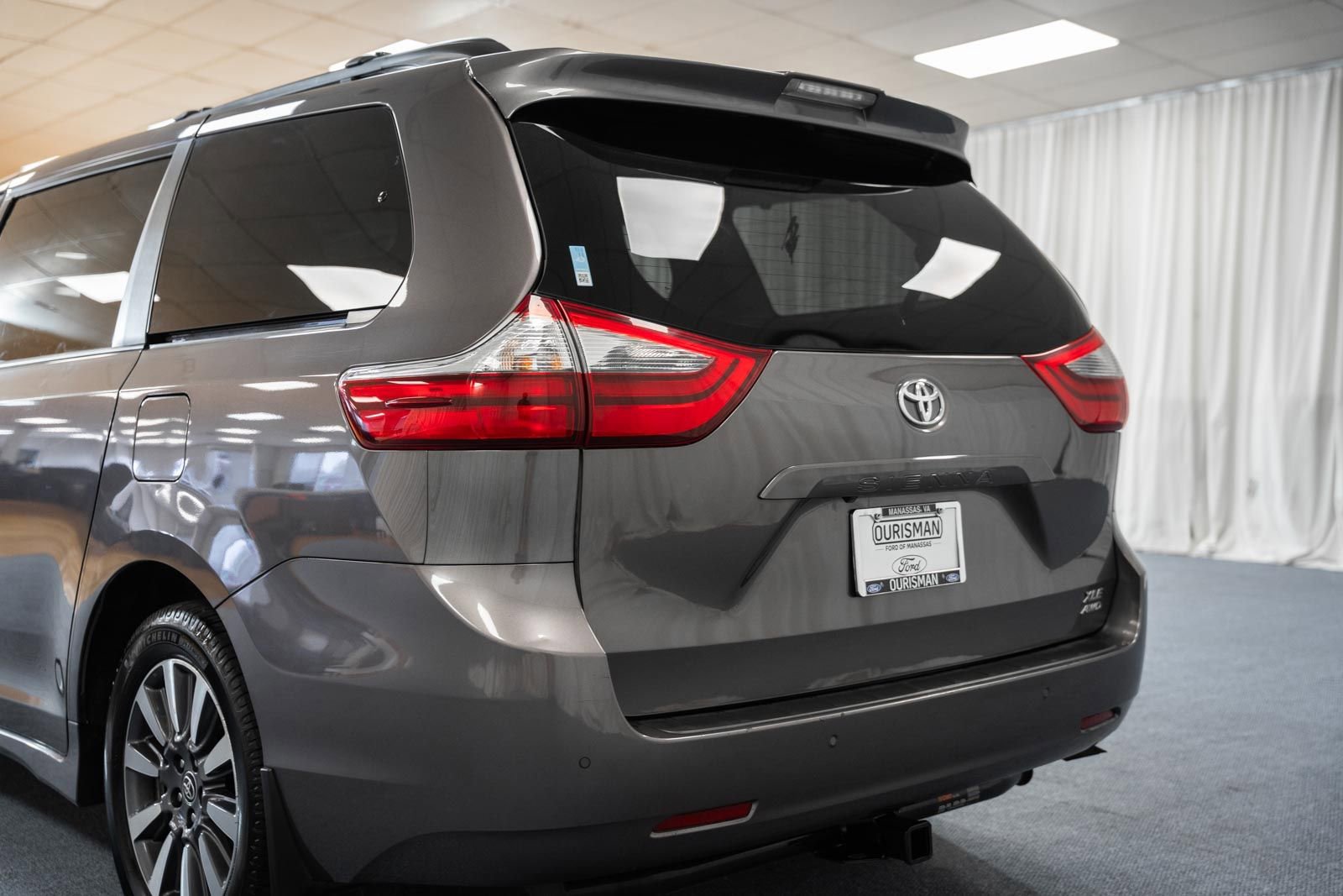 Used 2020 Toyota Sienna XLE w/ XLE Navigation Package image 6