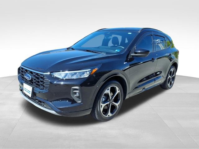 Certified 2023 Ford Escape ST-Line Select AWD/4WD image 2
