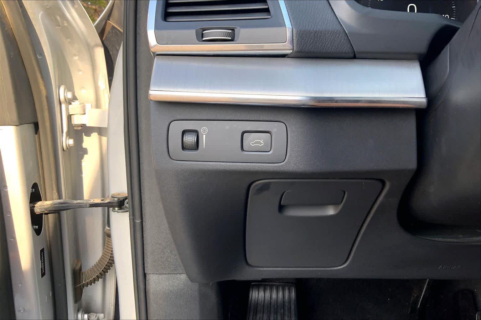Used 2022 Volvo XC90 T5 Momentum FWD image 36