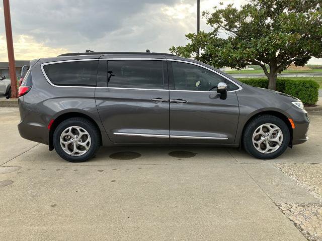 Used 2023 Chrysler Pacifica Limited AWD/4WD image 7