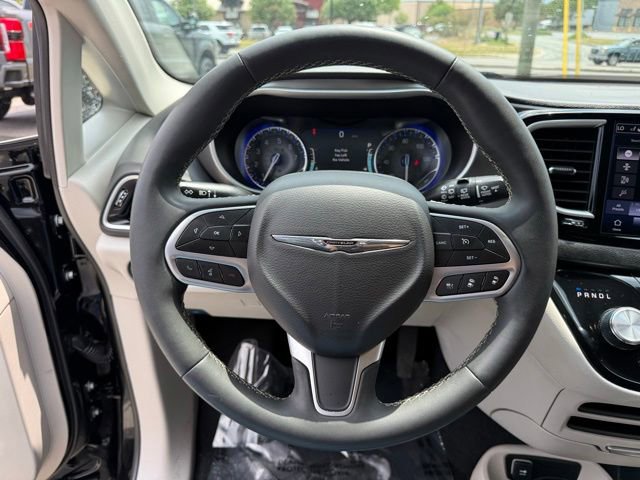 Used 2024 Chrysler Pacifica Touring-L FWD image 22