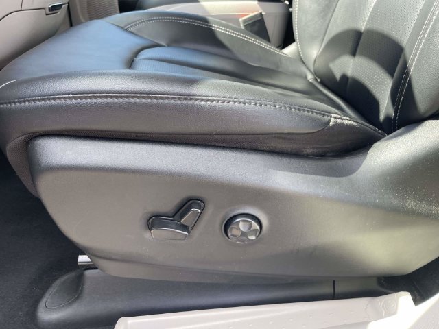 Used 2024 Chrysler Pacifica Touring-L FWD image 22