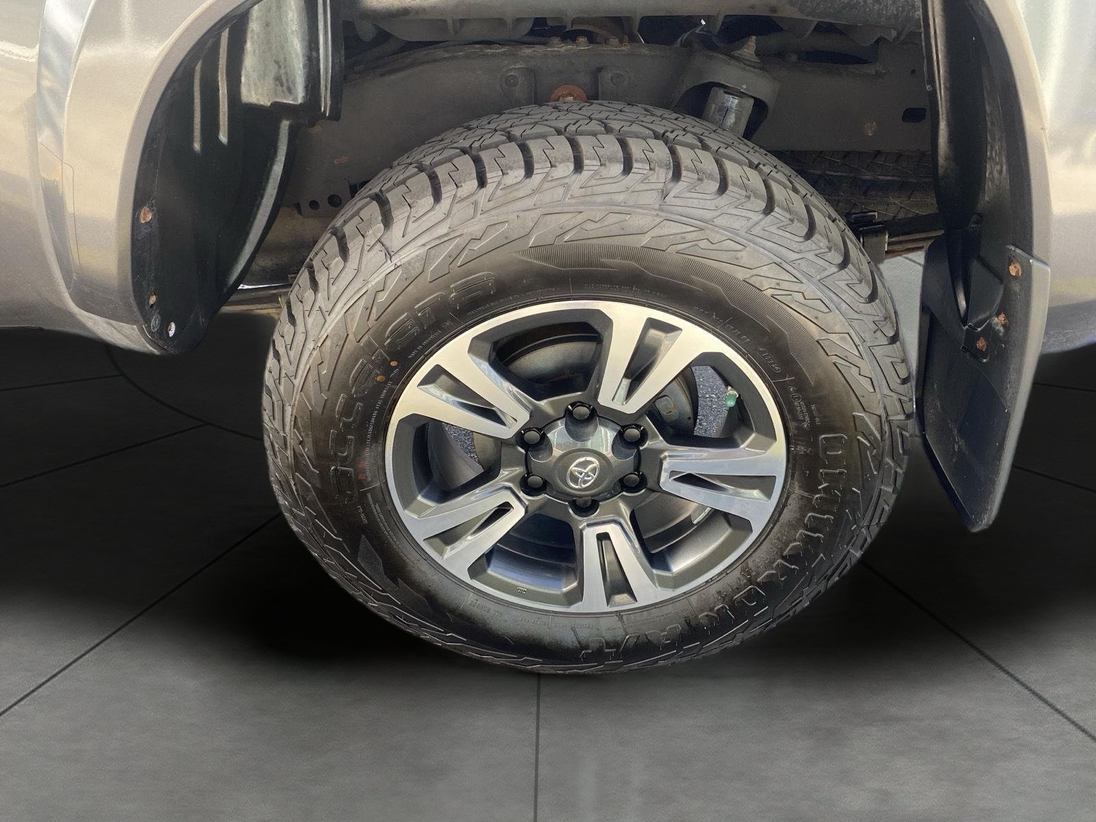 Used 2019 Toyota Tacoma SR5 AWD/4WD image 6
