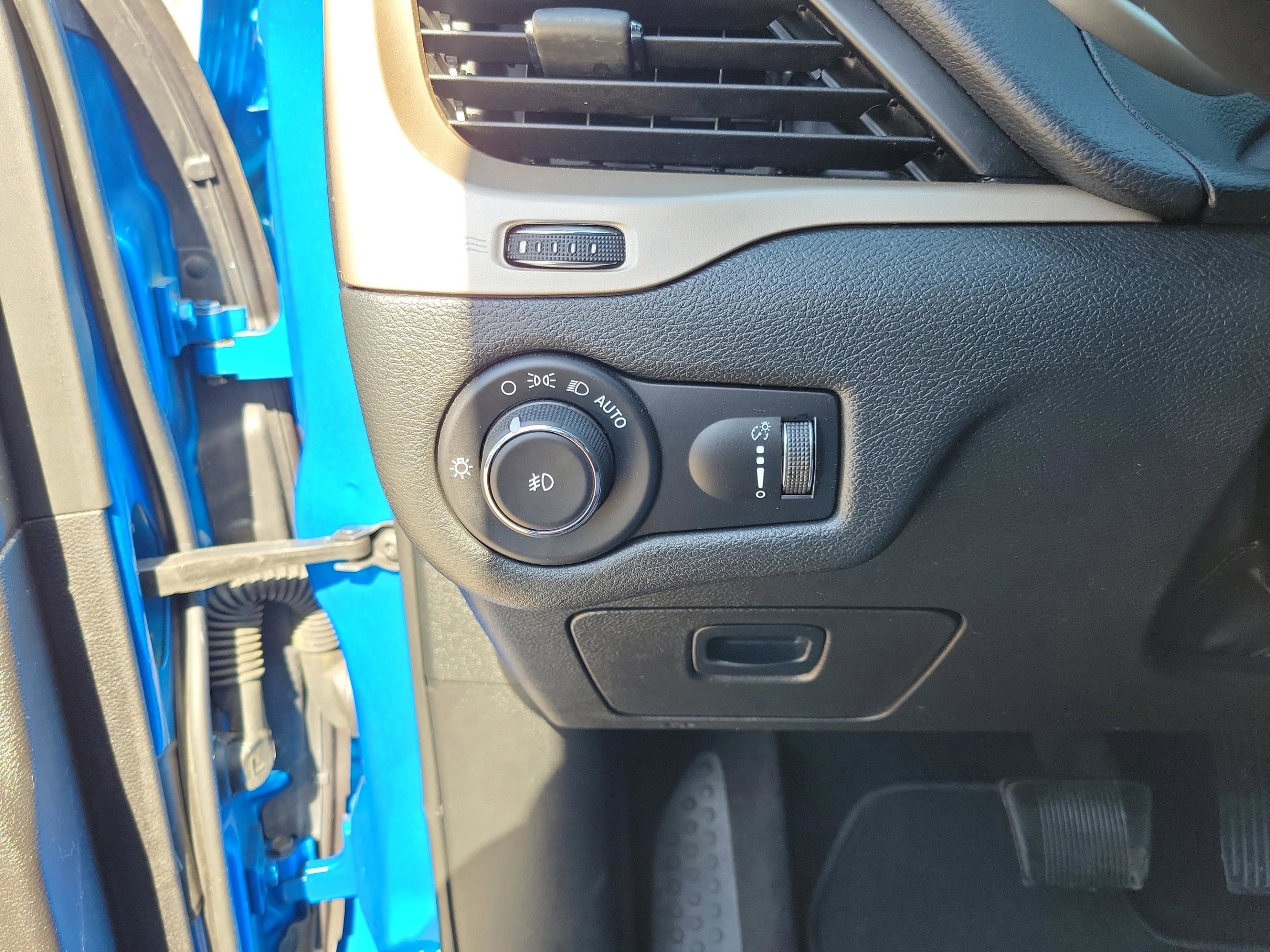 Used 2018 Jeep Cherokee Latitude w/ Altitude Package image 10