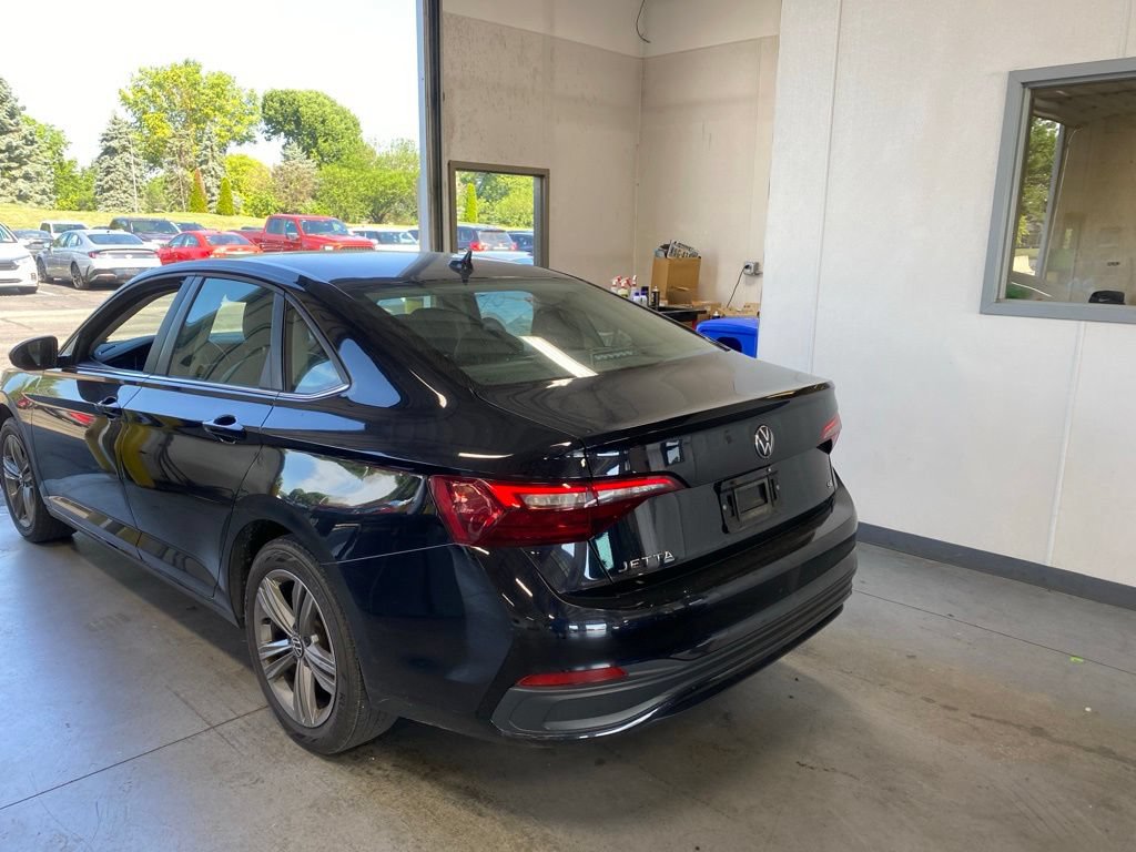 Used 2024 Volkswagen Jetta SE FWD image 3