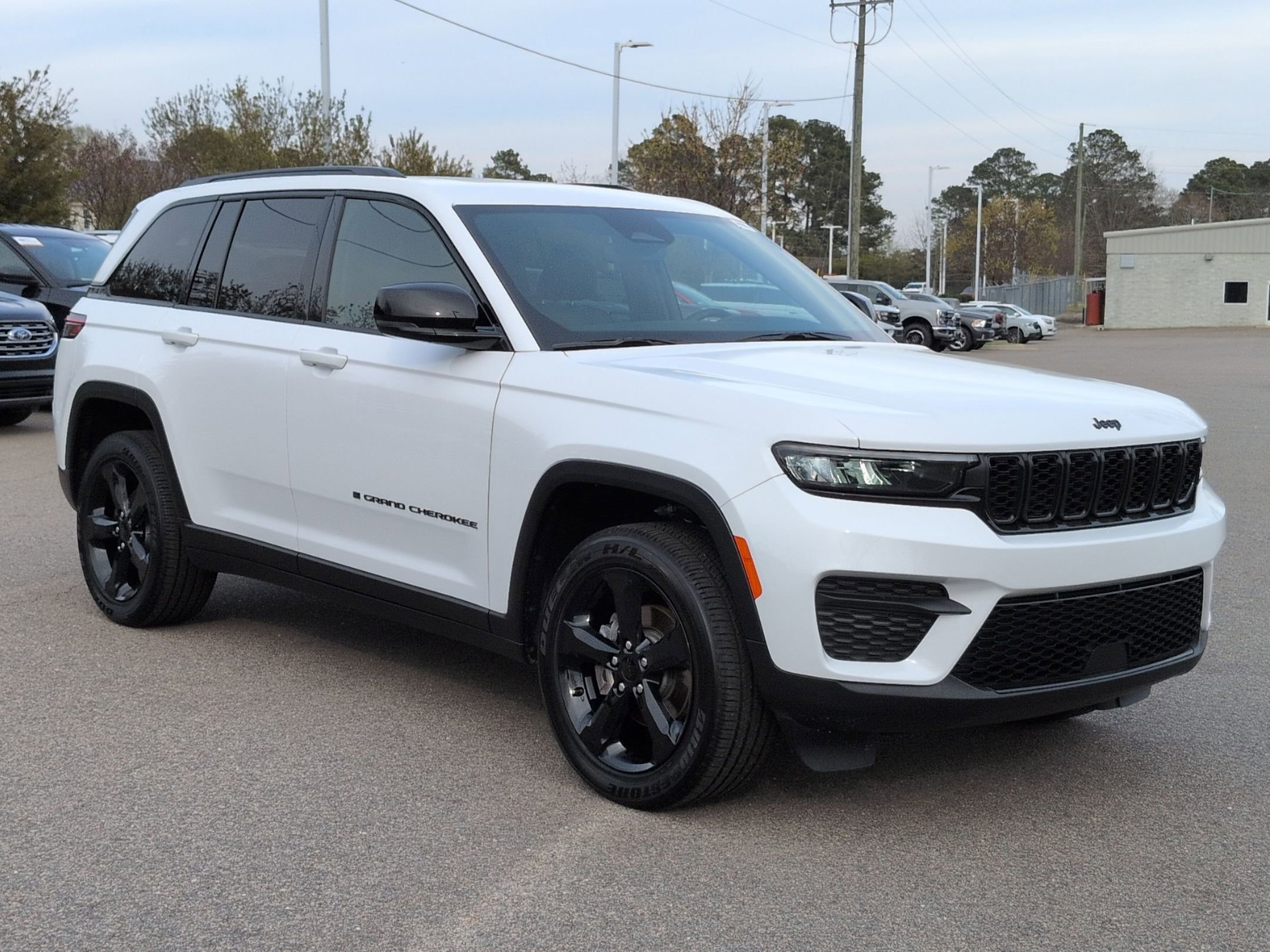 Used 2024 Jeep Grand Cherokee Altitude image 8