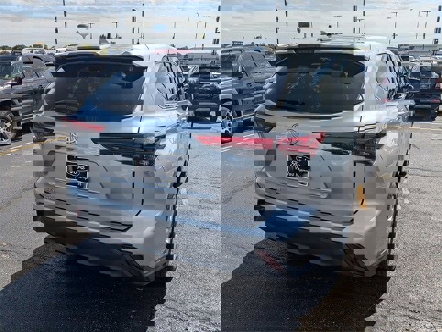 Used 2023 Toyota Highlander L image 4