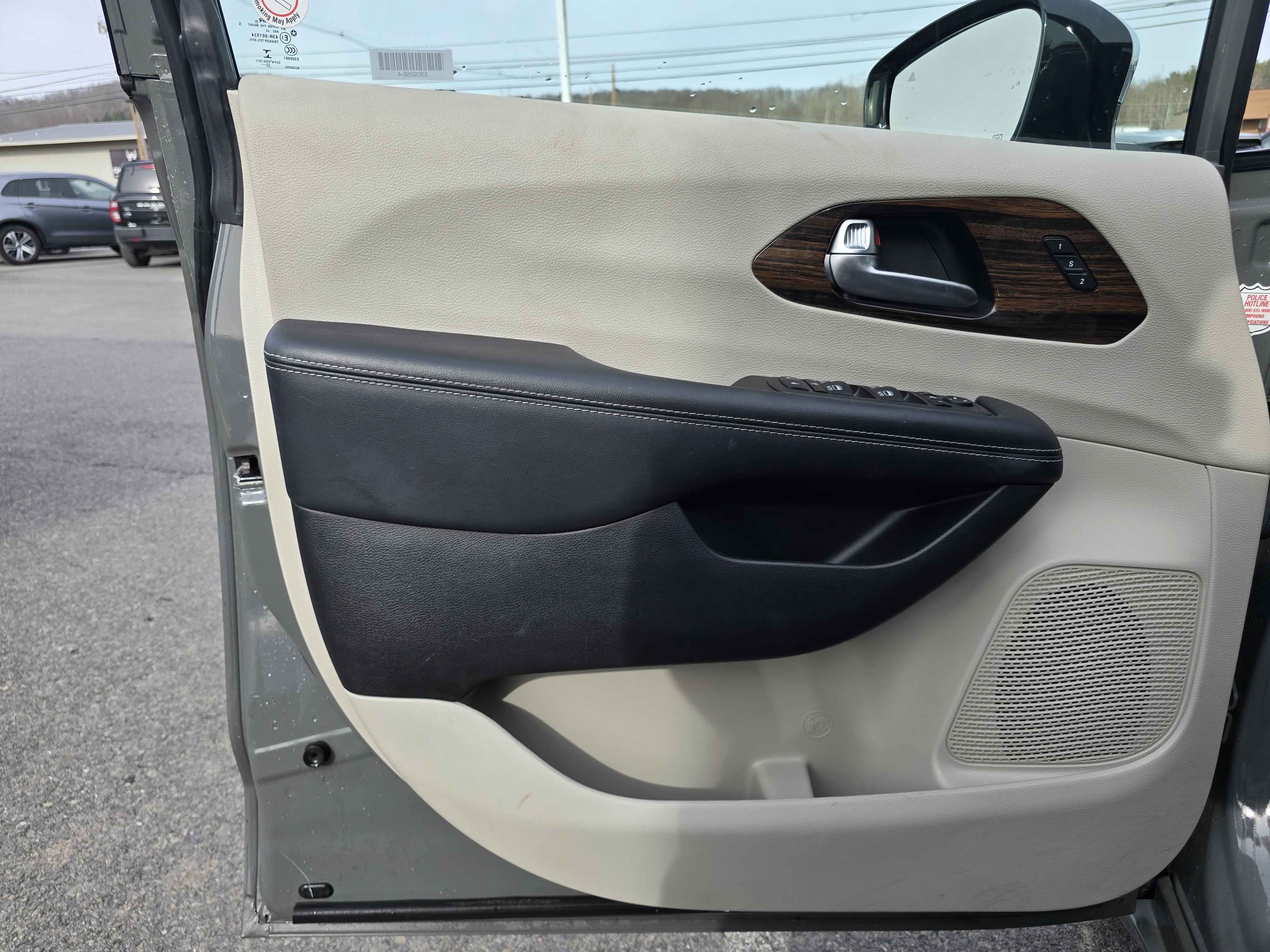 Used 2023 Chrysler Pacifica Limited FWD image 18