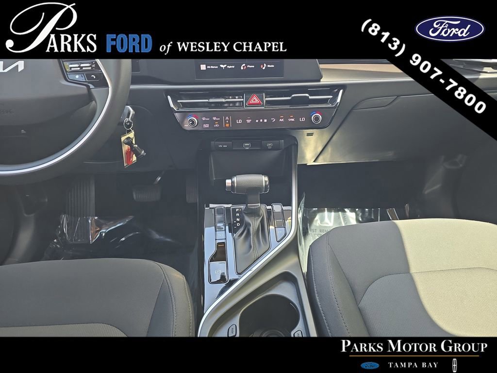 Used 2023 Kia Niro LX image 12