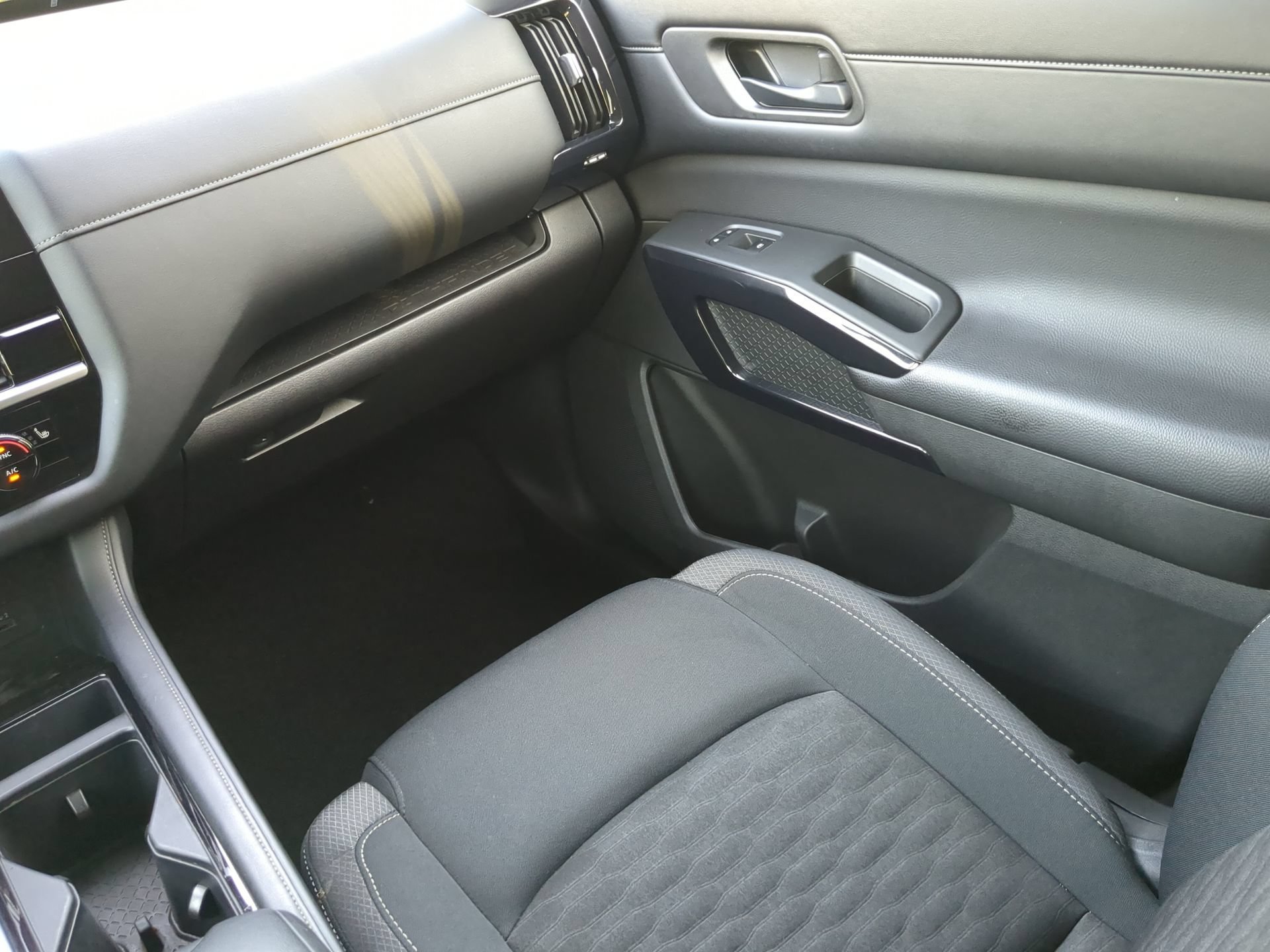 Used 2024 Nissan Pathfinder SV FWD image 52