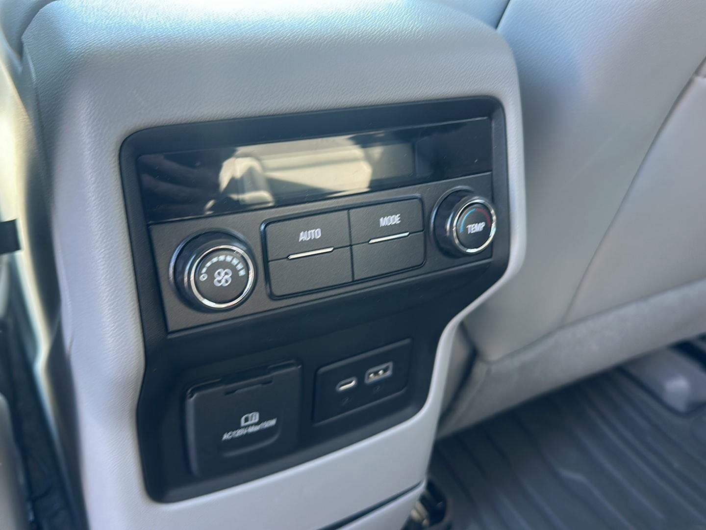 Used 2022 GMC Acadia SLT image 25