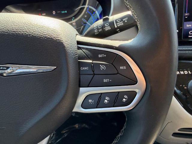 Used 2023 Chrysler Pacifica Touring-L FWD image 16