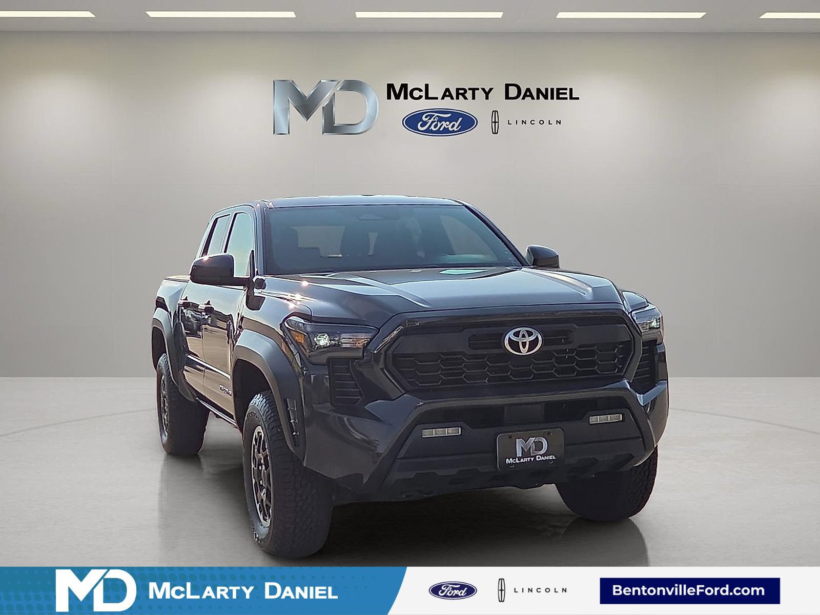 Used 2025 Toyota Tacoma TRD Off-Road AWD/4WD image 1