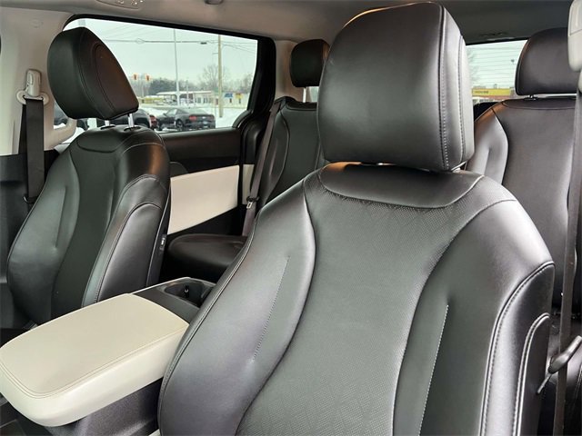 Used 2024 Kia Carnival LX image 24