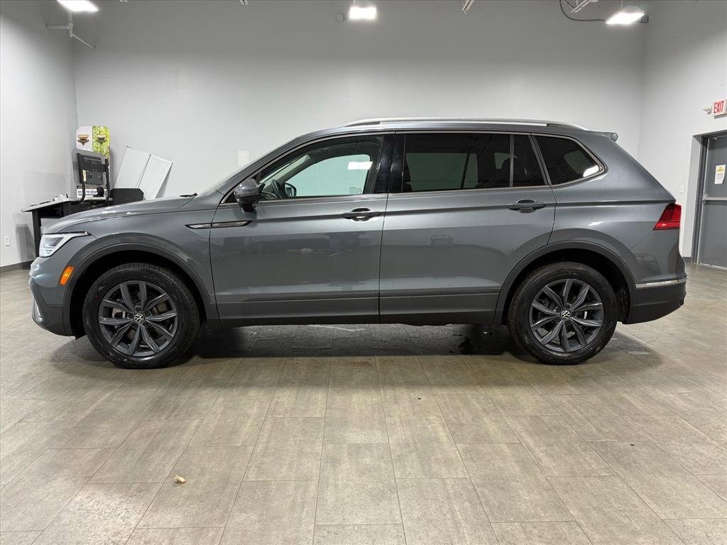 Used 2023 Volkswagen Tiguan SE w/ Panoramic Sunroof Package image 7
