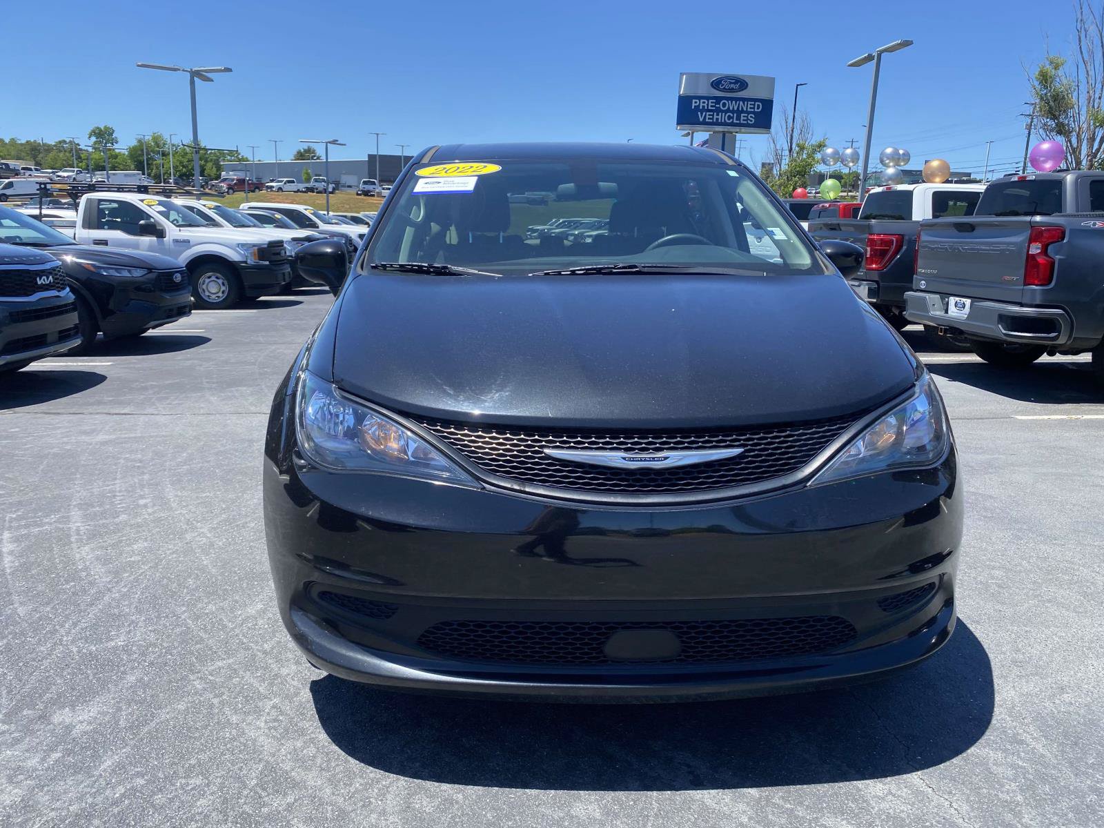 Used 2022 Chrysler Voyager LX FWD image 2