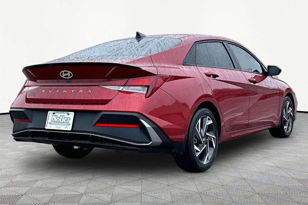Used 2025 Hyundai Elantra Sport image 4