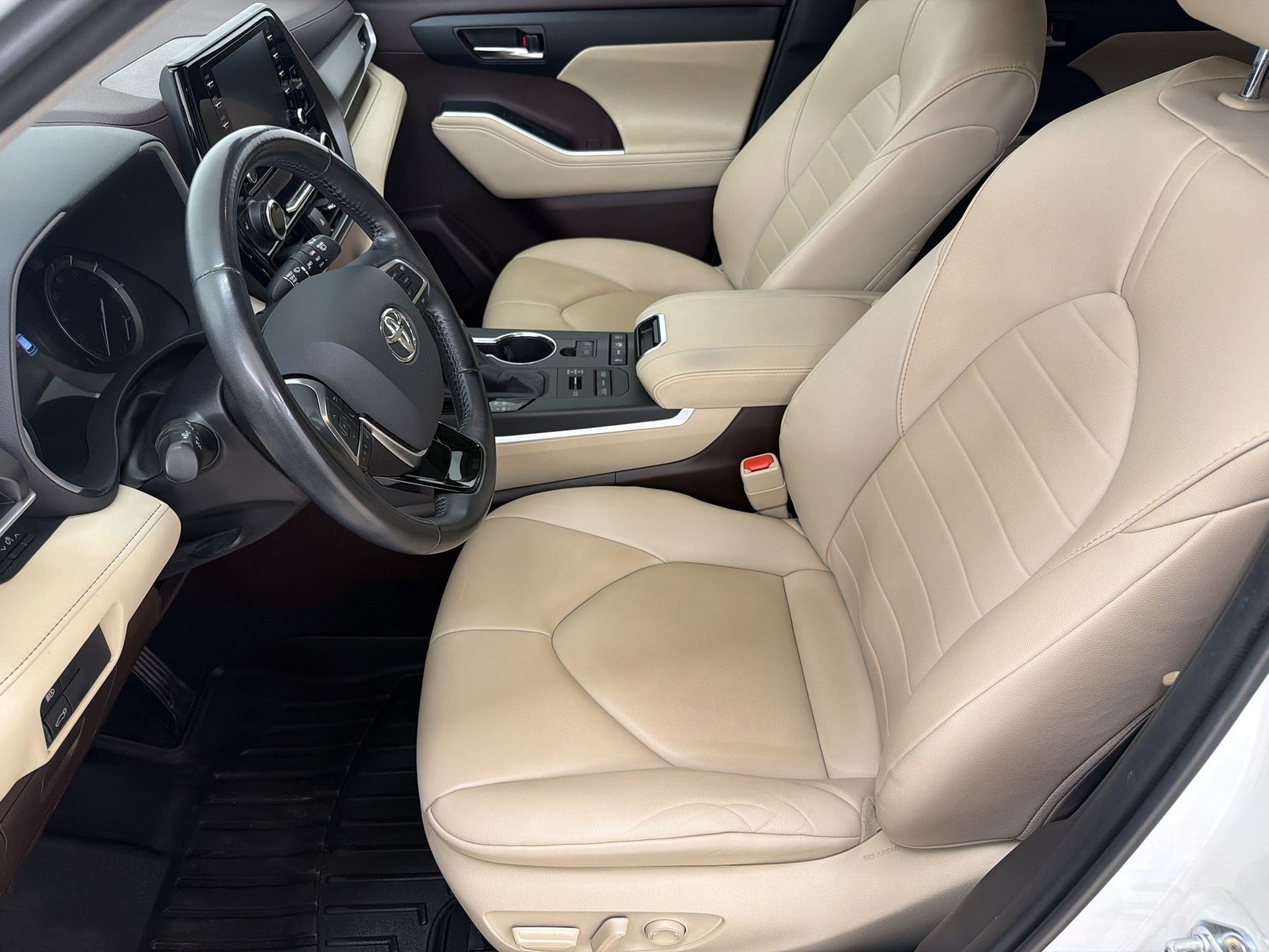 Used 2020 Toyota Highlander XLE AWD/4WD image 5